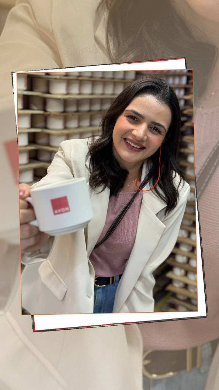 Quer saber o que vem por aí? Ao adquirir presentes Avon entre os ciclos 16 e 19, você pode conquistar canecas exclusivas! Consultoras Semente, Bronze e Prata, com 10 pontos, você garante 1 caneca. Consultoras Ouro e Diamante, com 20 pontos, você leva 2 canecas. E o melhor, a cada ciclo uma estampa diferente e superespecial, inspirada no universo da beleza. 💄✨ Então já fica de olho e não perde essa chance de montar sua coleção linda! @Avon Brasil @Consultoria Natura e Avon  #Avon #NatalAvon #PresentesAvon #ConsultoraAvon #PresenteAvon