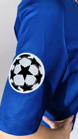 👕⚽ El fútbol también se viste en femenino 💜 No solo vendemos camisetas para hombres, también tenemos tallas y modelos pensados para mujeres que vibran con cada gol y viven la pasión por su equipo. 🙌🔥 Porque el fútbol se disfruta dentro y fuera de la cancha, ¡y tú también puedes llevarlo en la piel! 📲 Escríbenos y consigue la tuya en tu talla. #barcelona #messi #lamineyamal #championsleague #camisasretro 