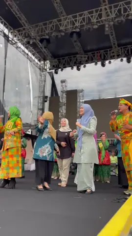 Sekalian membawa Ibu Gubernur dan Ibu Bupati INHU menyaksikan Pagelaran Seni Etnis yg diadakan ditepian Narosa di Pagi Setiap Hari jam 9 pagi..Ayok beramai ramai Melihat Pagelaran Seni@Henny Sasmita Wahid @@Nurhidayah M #kuansingfyp #pkkkabkuansing #CapCut 