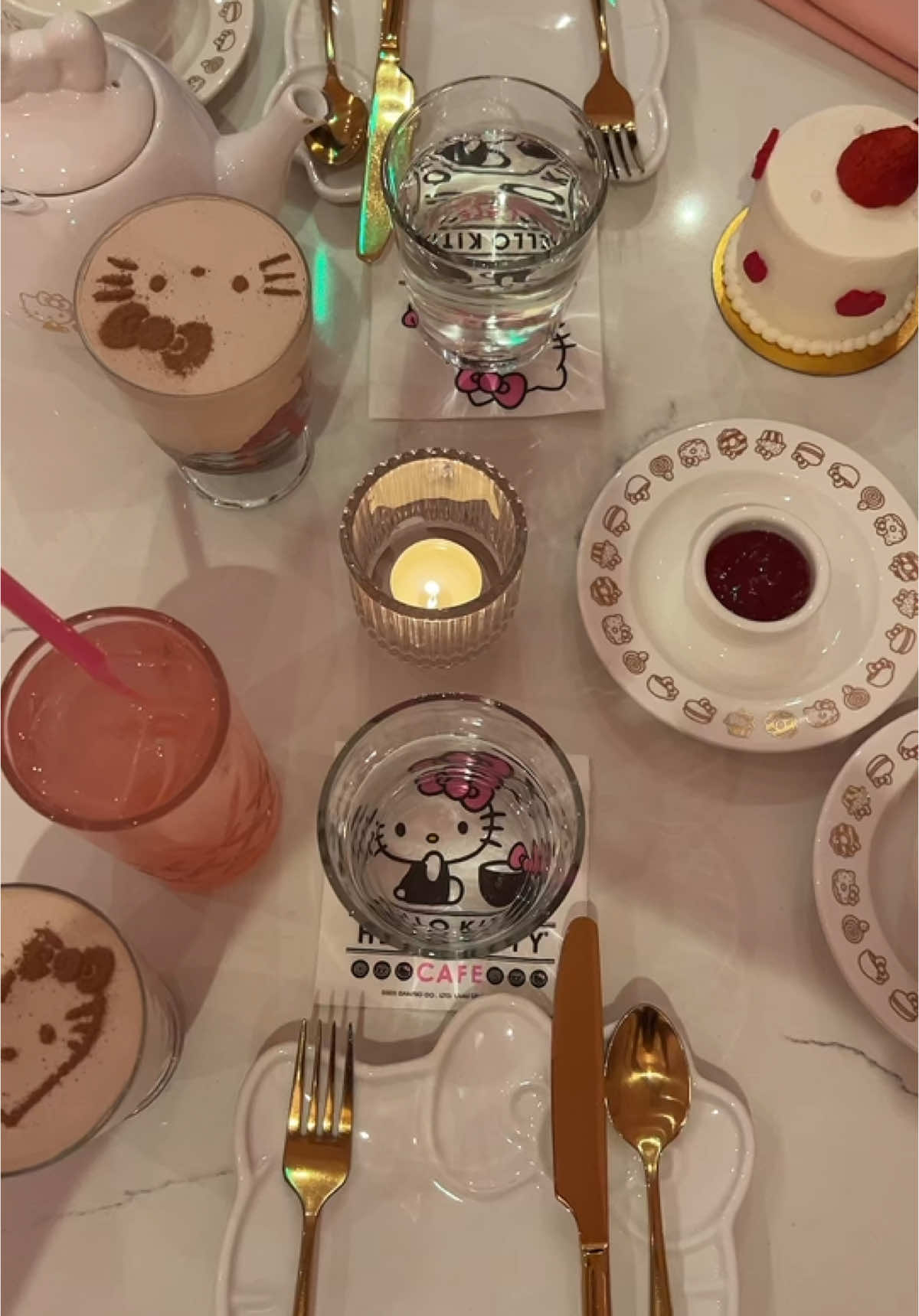 hello kitty cafe with my bestie <3 #hellokitty #sanrio #hellokittycafe #BestFriends @nalleli Iniguez 