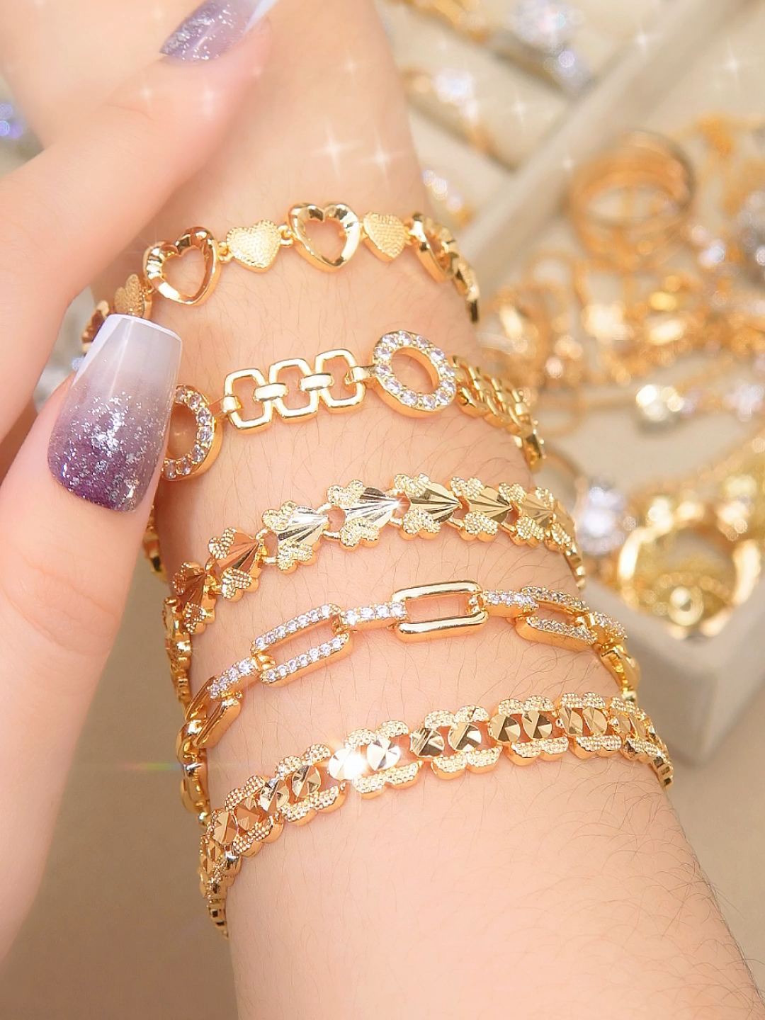 Rekomendasi Gelang Rantai Elegant di La Vienne😘✨ Checkout dikeranjang kuning sekarang juga🤗 Jangan Kupa Join Live Kita Setiap Hari😘😍 #shopnmaster  #perhiasan  #diskontiktokshop  #gelang  #fyp  #joinlivestreaming  #aksesoriswanita  #fashionjewelry  #jewelrybusiness