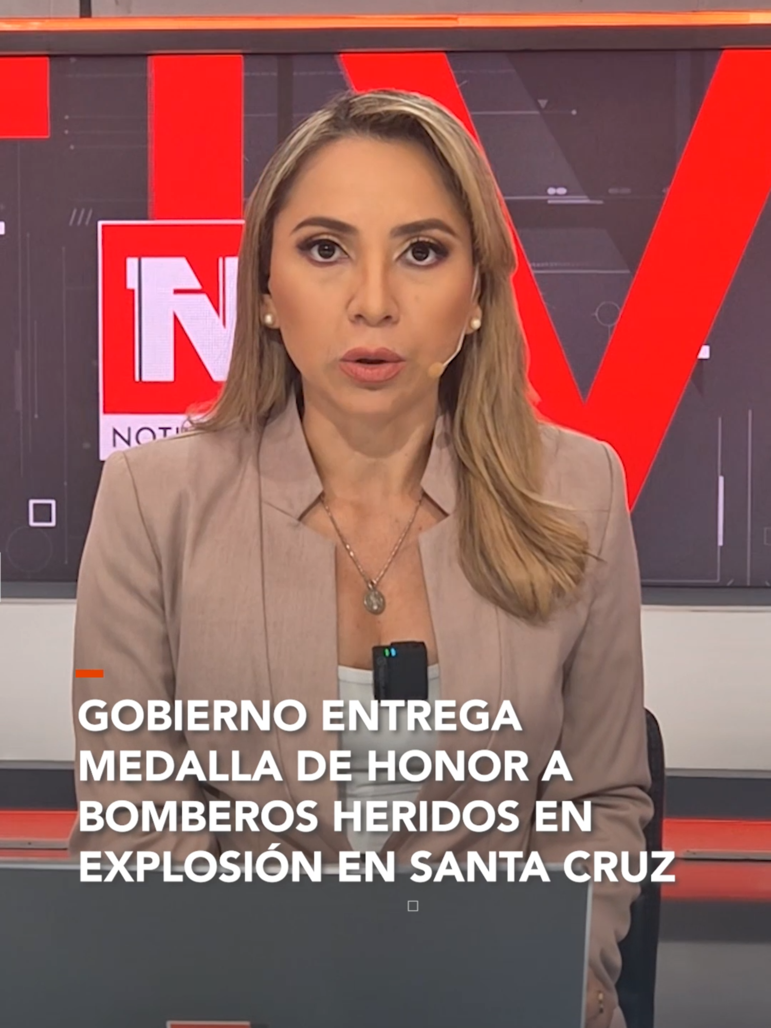 #SantaCruz | El Gobierno entregó la Medalla de Honor a los bomberos de la Policía heridos en el incendio de un silo en Santa Cruz. El presidente Arce instruyó apoyo médico y acompañamiento a los uniformados a través del Ministerio de Salud. ▶️ Más información en: www.reduno.com.bo #RedUno #RedUnoDigital #Notivisión #Noticias #Viral #Bolivia