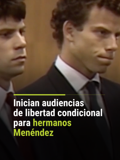🚨 Inician audiencias de libertad condicional para hermanos Menéndez tras años en prisión. Comienzan las audiencias de libertad condicional para Erik y Lyle Menéndez, quienes llevan casi tres décadas en prisión tras ser condenados en 1996 por el asesinato de sus padres en Beverly Hills. Ambos participarán por videoconferencia desde la prisión de San Diego, donde cumplen sus sentencias de 50 años a cadena perpetua. 📺 No te pierdas Primer Impacto de lunes a viernes a las 5pm/4C por @univision. #HermanosMenéndez #California #PrimerImpacto