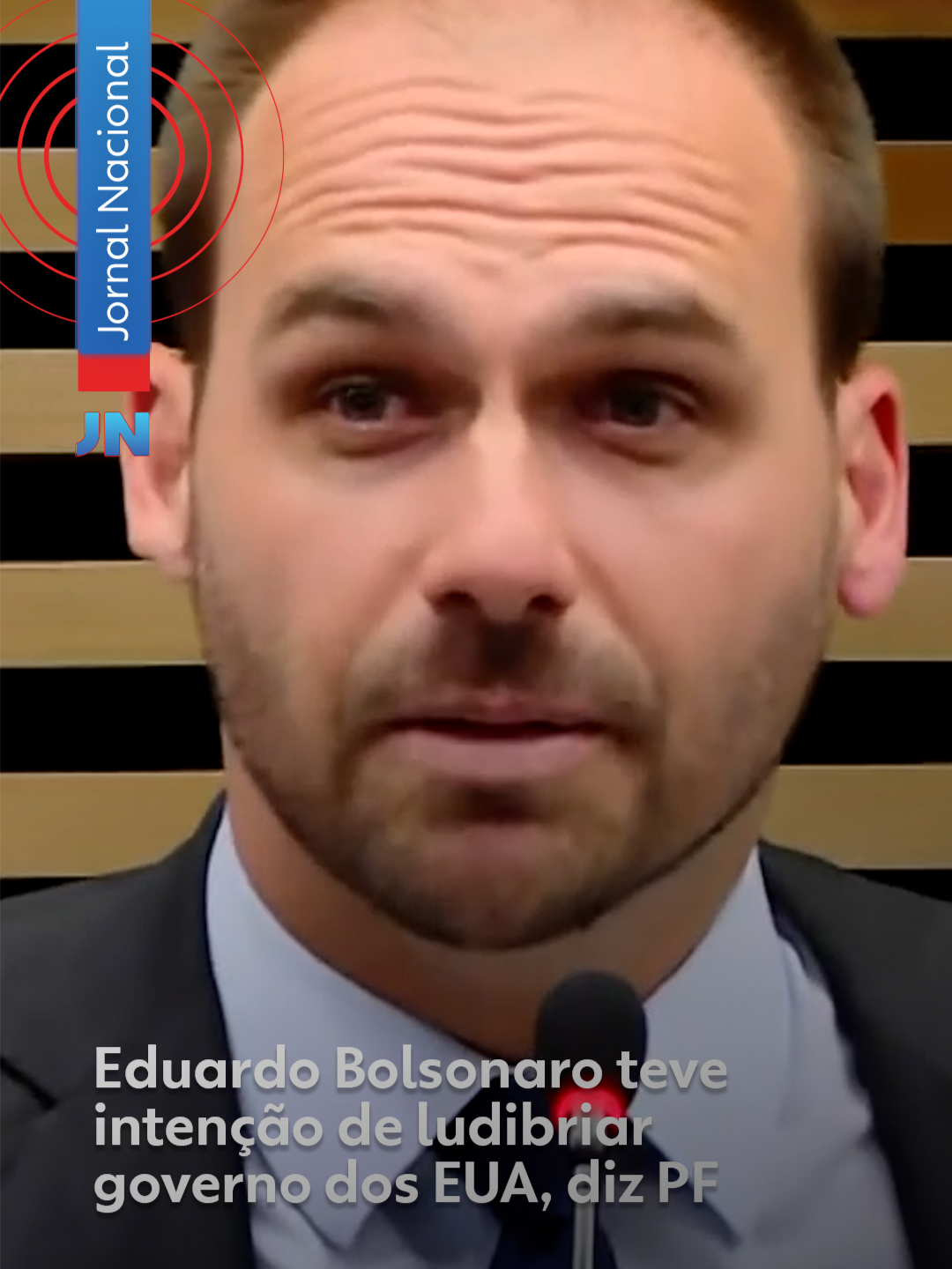 #Investigação - A Polícia Federal afirmou que Eduardo Bolsonaro tentou enganar o governo dos Estados Unidos para que aplicasse sanções contra o Brasil e contra integrantes do setor público. O relatório da PF aponta que Eduardo teve intenção de ludibriar o governo dos Estados Unidos para atingir seus objetivos criminosos. Uma das mensagens dele para o pai, recuperadas pela Polícia Federal, revela a preocupação com a relação estabelecida com o governo de Donald Trump, por exemplo. Veja mais clicando em 'leia o artigo' #g1 #jairbolsonaro #eduardobolsonaro #donaldtrump #eua #investigação #PF #JN #tiktoknotícias