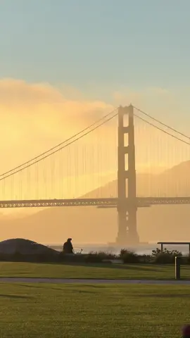 I just wanna see the picture he’s taking #sf #sunsets #goldengatebridge 