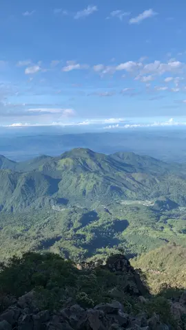 liat mongkrang n friend dari lawu via cemoro sewu, cakep bgt😭 #lawumountain #lawuviacemorosewu #lawu3265mdpl #promoseruweekend #fyp 