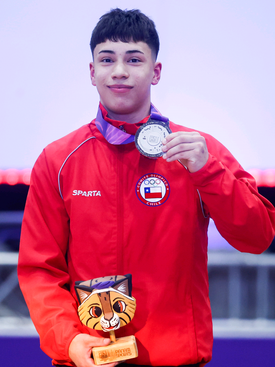 🤸‍♂️🇨🇱 Matías Martínez se queda con la plata en potro con arzones 🥈🔥 El #gimnasta #matíasmartínez  tuvo una presentación impecable en Asunción y conquistó la medalla de plata en la prueba de potro con arzones, demostrando técnica, precisión y mucha concentración. ✨🙌 Un logro que aporta otra alegría para la #gimnasiaartística  Chilena y para el Team Chile. 🇨🇱💪 📸 : Cedida / Team Chile ✍️ : @luisorlando.cs