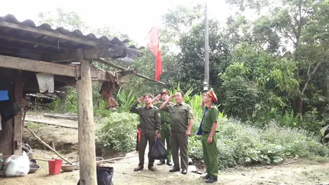Chương trình “Nhuộm đỏ vùng biên” của CBCS Công an xã biên giới là cầu nối giữa MTQ và người dân trên bản. #chinhvuvlog #côngannhândân #vianninhtoquoc #quốcky #quốcky 