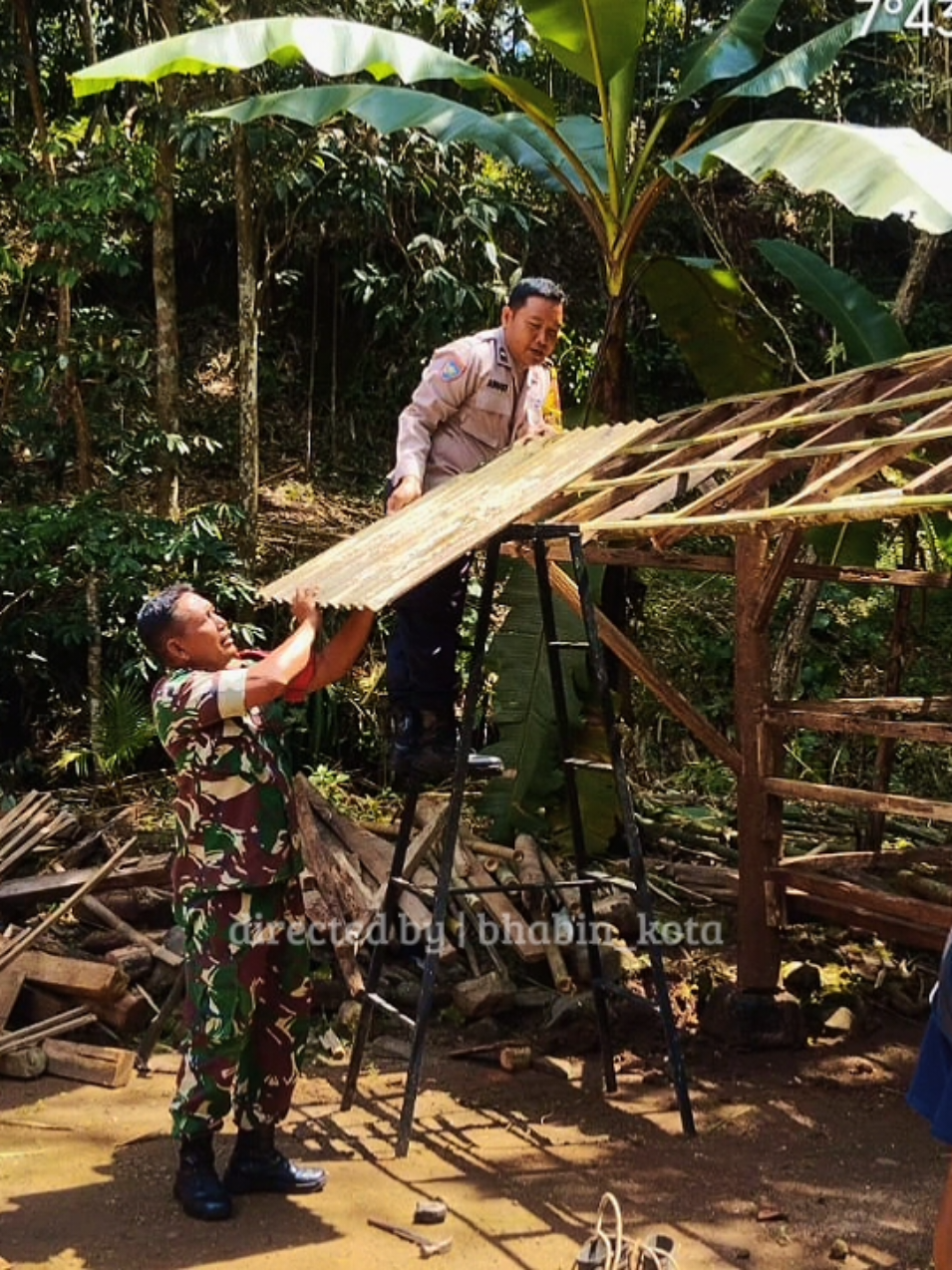 Anggota Bhabinkamtibmas Polsek Purworejo Aipda Anggit Pulung Herlambang bersama dengan Babinsa dan warga melaksanakan kegiatan Kerja Bakti membuat Kandang Kambing milik Warga Rt.01 Dk Silagar Kel Cangkrep Lor kecamatan Purworejo Kab Purworejo.  #NgopiCurhatPakBhabin  #DitbinmasPoldaJateng  #BhabinkamtibmasPoldaJateng  #bhabinkamtibmasResPurworejo  #polsekpurworejo 