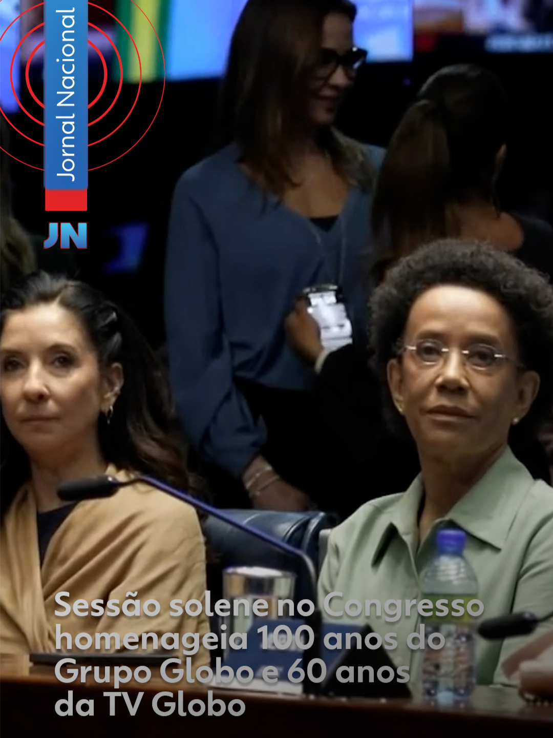 Cem anos de um futuro que já começou - O Congresso Nacional fez, nesta quinta-feira (21), uma sessão solene em homenagem aos cem anos do Grupo Globo e aos sessenta anos da TV Globo. O plenário do Senado ficou lotado de colaboradores do Grupo Globo: artistas, autores, diretores, jornalistas. E também representantes das emissoras afiliadas, fundamentais nessa longa trajetória. Um vídeo mostrou alguns passos dessa caminhada centenária. A primeira edição do jornal O Globo, novelas, shows, futebol, grandes coberturas de fatos que os brasileiros tomaram conhecimento nas telas da Globo. Muito da história do país ao longo de um século. Nomes como Davi Alcolumbre, Frederico de Siqueira Filho e Hugo Motta discursaram. A Orquestra Sinfônica da Força Aérea Brasileira preparou um show com músicas de novelas da TV Globo e com o tema da vitória de brasileiros na Fórmula 1. Depois da sessão solene, o presidente do Senado inaugurou uma mostra interativa sobre os 100 anos do Globo. Veja mais clicando em 'leia o artigo' #g1 #tvglobo #congresso #homenagem #grupoglobo #JN #tiktoknotícias