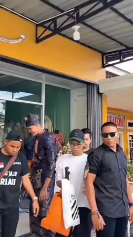 foto shoot baju adat Riau warna apa aja tetap cakep #masyaallahtabarakkallah #aisarsultanmalaysia #aisarkhaled #aklegacy 