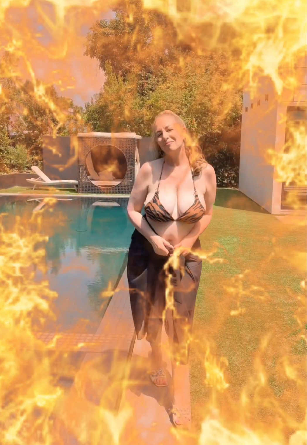 Feeling silly today so I was playing around with video special effects 🤪💥 Do you like them?? 🤔😊😉 TheRealDanniJones💋 #specialeffects #womenover50 #videofun #editingskills #bikiniseason 