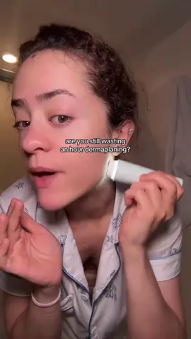 this is the philips nofuzz facial shaver and it’s so much faster than dermaplaning. it removes peach fuzz in seconds and makes your skincare sink in deeper for smoother, glowing skin. #dermaplane #skincaretools #facialshaver #skinroutine #skincareroutine 