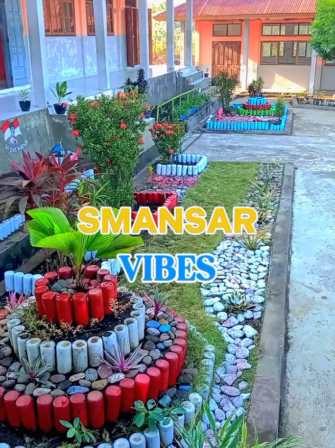 Taman Kelas SMAN 1 Aimere memanfaatkan barang bekas💫💫#taman #bunga #barangbekas #sekolah #4u 