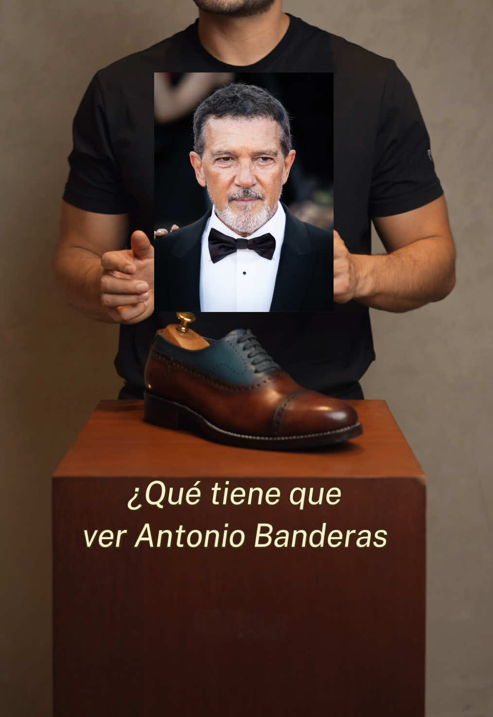 ¿Qué tienen en común @Antonio Banderas y Perera? Más de lo que imaginas. Hace años, diseñamos un par exclusivo para él. Un instante inesperado que convirtió un pequeño taller de seis pares al mes en una lista de espera interminable. Ese diseño se llamó Antonio. Y hoy, es un ícono en nuestra marca. Lo curioso es que Antonio Banderas nunca lo supo. Pero su nombre marcó nuestro inicio. Y hasta hoy, el Antonio sigue caminando con nosotros. Para quienes creen que un zapato puede llevar mucho más que cuero: puede llevar historia. #shoemaking #antoniobanderas #guatemala #handmadeshoes #antiguaguatemala 