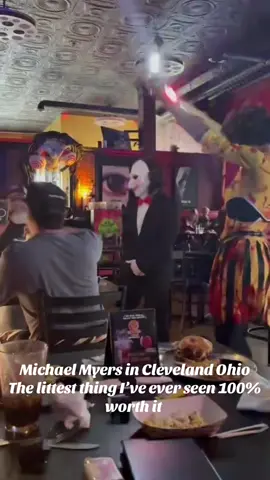 This is the coolest Restaurant I’ve ever seen ! I had to be extra !!! #michaelmyers #thehauntedhouserestaurant #fyp #horrortok #explorepage✨ #viral #michaelmyersoftiktok #halloween 