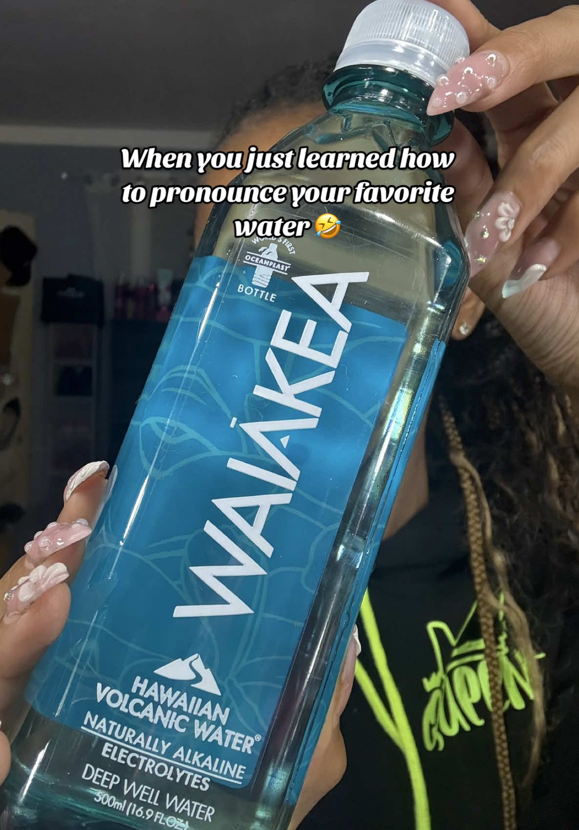 No wonder nobody ever knew what water I was talking about when I would say @waiakea 😳. I’ve been saying it wrong the whole time 💀. I’m gonna make sure we all get it right now 🤣 What’s yall favorite water brand though ? 👀 #waiakea #drinkwaiakea #water #drinkmorewater 