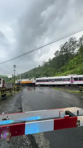 Emang view nya bikin dejavu  #keretaapi #fyp #kai #cc206 #daop5 