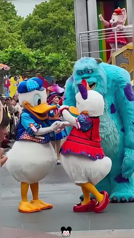 Funny Disneyland characters #disneyland #foryou #funny #funnymoments #usa #omg #fyp #tiktok 