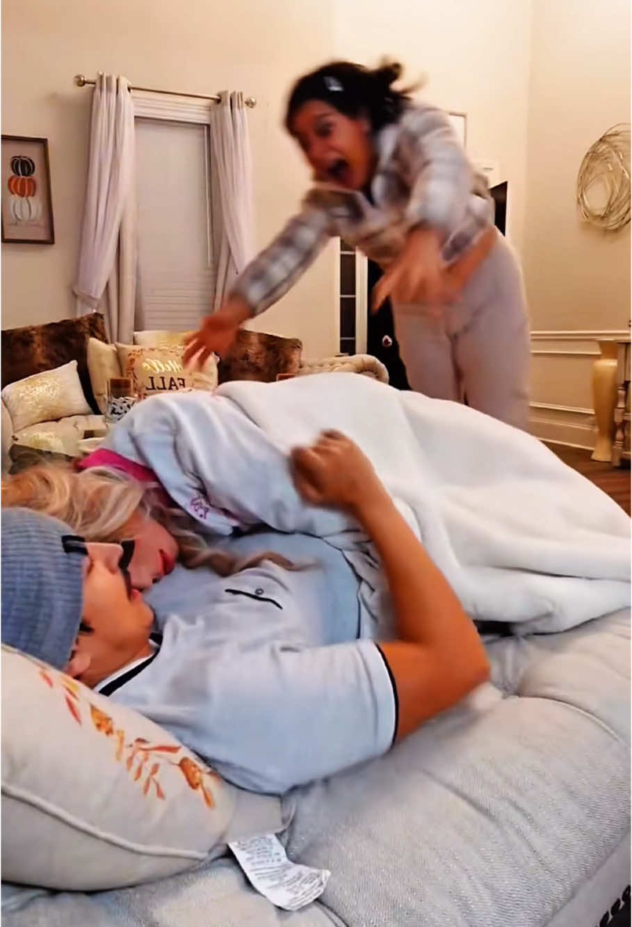 Pretend to cheat on your girlfriend to see how she reacts 🤣🤣🤣#funny #fyp #funnyvideos #viral #funnymoments #foryou #viralvideo #family #couple #prank #usa🇺🇸 