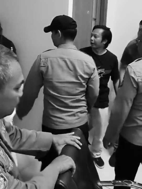 kejadian staf ahli pandeglang lantang dan bangga bilang bahwa sekda adalah milik pegawe pemkab, dan lantang mengatakan untuk masyarakat aksi meminta maaf ka pegawe sekda kabehan orang bupati jeng wakil bupati na geh eweh teilok manggihan masa aksi bisa kalian tanya omongan itu datang dari ucapan staf ahli yang bernama gunara. #bupatidanwakilbupatipandeglangdungu #pandeglanghitam #kamisanpandeglang #pandeglangbukantempatsampah #sampah 