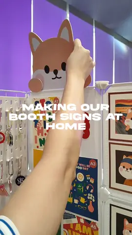 Here’s how we made our booth signs ✨ not the cleanest cuts, but making them was fun!   ✅ Materials: 1mm sintra board 3mm foam board Matte vinyl sticker Cutter Super glue . . . #artmarket #DIY #hacks #artconvention #artph 