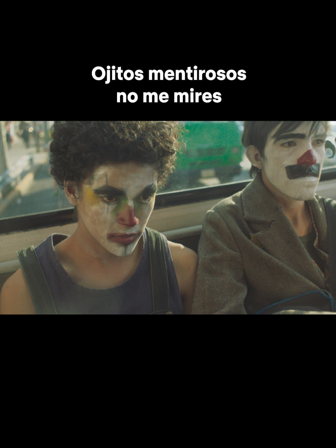 Ojitos mentirosos no me mires 🎶 🤡 #chicuarotes #ojitosmentirosos #trend #mexico #peliculasnetflix #netflix #cinemexicano #fyp