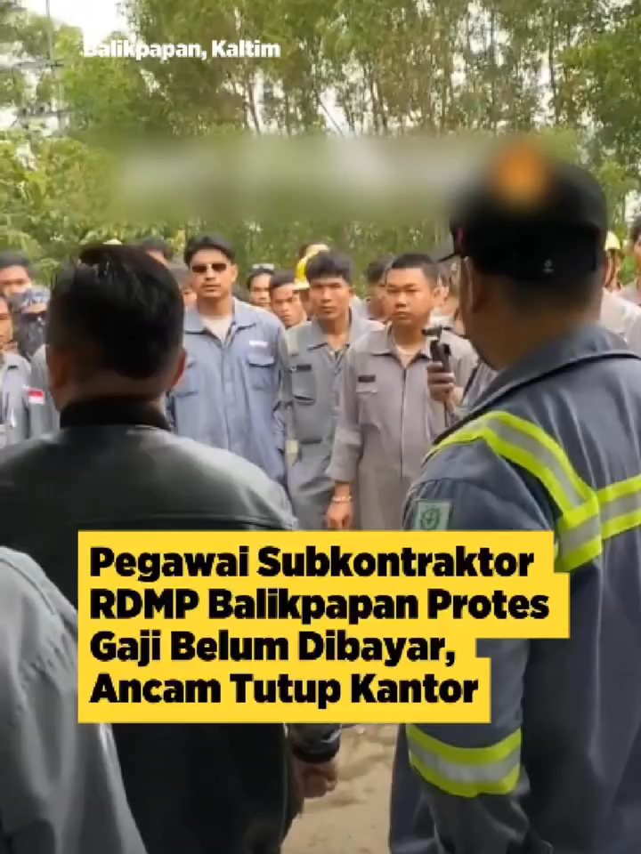 Pegawai subkontraktor proyek Refinery Development Master Plan (RDMP) Balikpapan di PT Wifgasindo melakukan aksi protes akibat gaji yang tertunda selama dua bulan. Mereka juga mengancam akan menutup kantor perusahaan jika tidak ada kepastian terkait pembayaran hak yang seharusnya mereka terima.  #Balikpapan #Kaltim #RDMPBalikpapan #GajiTertunda #AksiProtes #Pekerja #Ekonomi #Industri #BeritaHariIni #InfoTerkini #KabarTerkini #KaltimToday