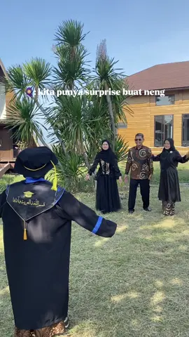 for every hug, every kind word,  every memory, every wishes, every love. —bu, pak, teh… you have given me more than I could ever ask for, thank you for believing in me when no one else did. love you endlessly🤍🪽 #terimakasih #family #graduate #fypシ゚ 