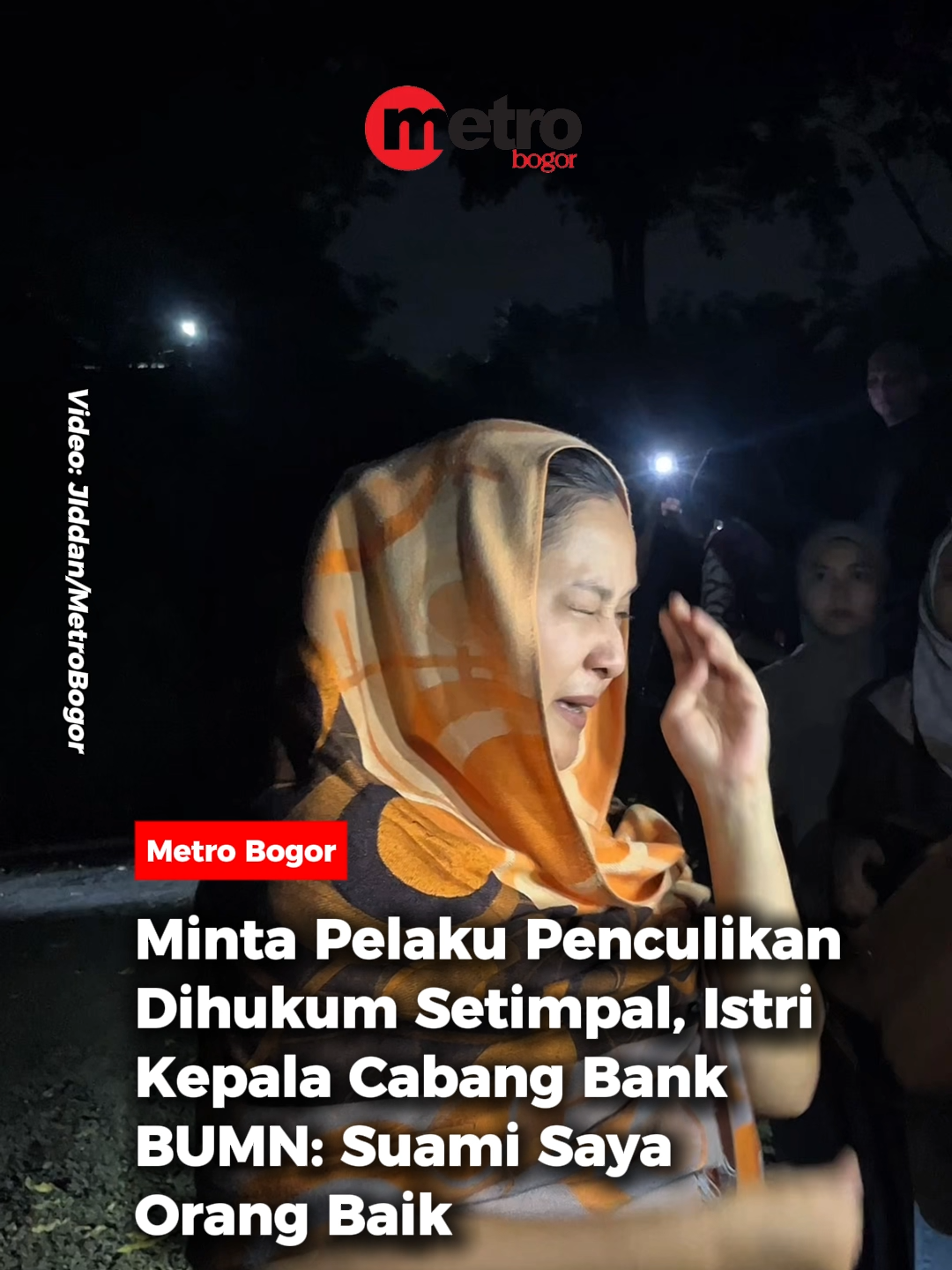 Puspita Aulia, istri dari almarhum Mohamad Ilham Pradipta (37), Kepala Cabang Bank BRI Cempaka Putih yang menjadi korban penculikan dan pembunuhan, meminta aparat kepolisian mengusut tuntas kasus yang merenggut nyawa suaminya. Dengan suara penuh haru, Puspita menegaskan bahwa suaminya adalah sosok yang baik dan tidak pernah memiliki masalah dengan orang lain.  Dia berharap para pelaku mendapat hukuman setimpal dan seberat-beratnya atas perbuatannya. Kasus tragis ini bermula ketika Ilham diculik di sebuah pusat perbelanjaan di kawasan Ciracas, Jakarta Timur, sebelum akhirnya ditemukan tewas di wilayah Bekasi.  Polisi kini telah menangkap beberapa terduga pelaku dan terus memburu eksekutor utama yang masih buron. 🎥: Jiddan/Metro Bogor #metrobogor #metropolitanid #bacametrobogor #kepalacabangbankbumn #korbanpenculikan #istrikepalacabang