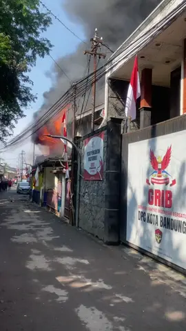 Innalilahi wa innalilahirojiun telah terjadi kebakaran di jl sukagalih2 hari ini tepat pukul 09.32 pagi @INFO BANDUNG KOTA @Info Bandung Raya 
