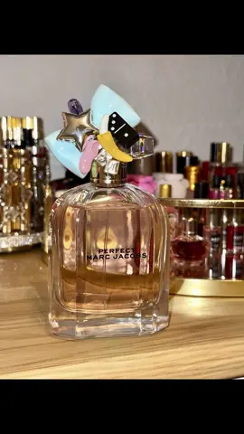 This isn’t a perfume that tries to impress. It’s the scent of self-acceptance with a wink. Quirky, confident, and unbothered, like wearing mismatched socks on purpose. It doesn’t ask for approval—it knows it's already perfect 😍  A perfect everyday scent if you like  Burberry Her you’ll love this 🩵 Fragrance Notes 📝  Top Notes: Rhubarb, Narcissus Middle Note: Almond milk Base Notes: Cashmeran, Cedarwood #marcjacobs #perfumetiktok #fragrancetok #perfectmarcjacobs #fylpシ  @@marcjacobs