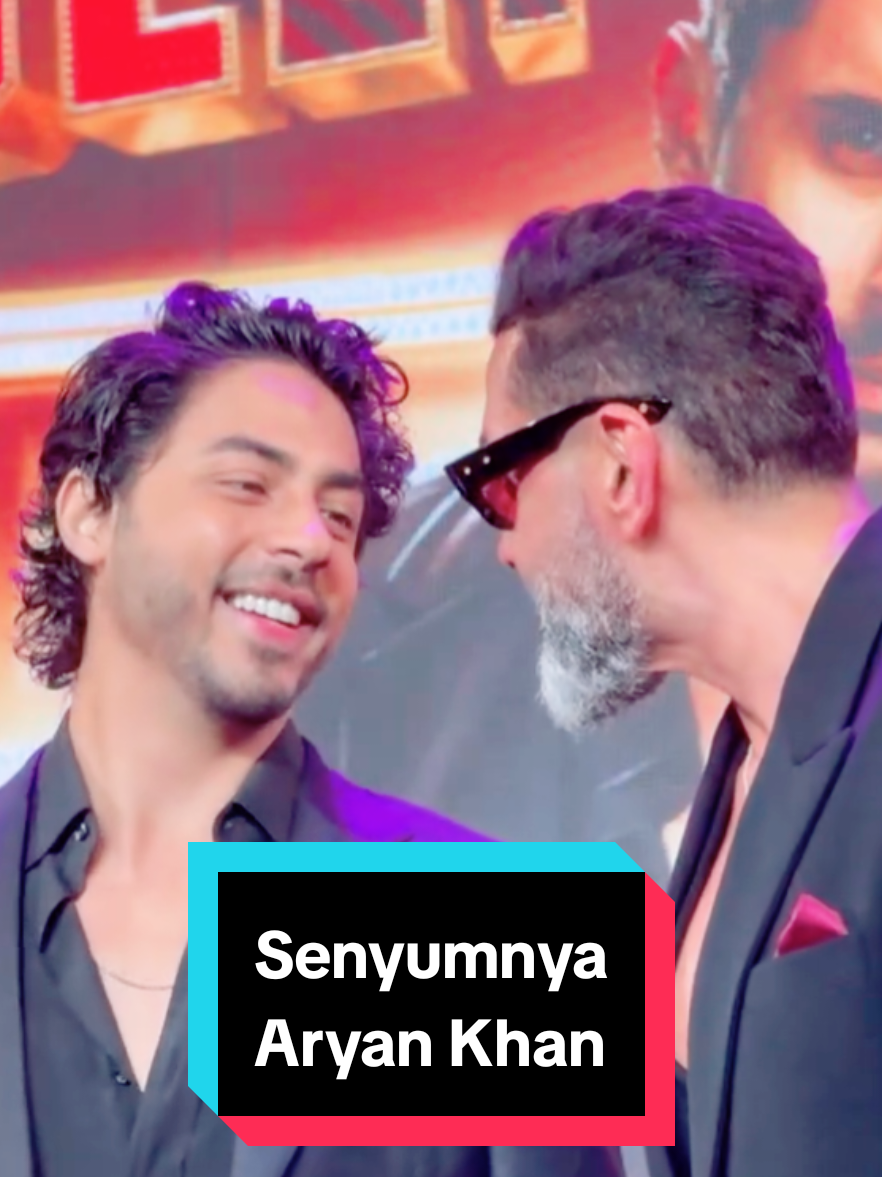 Pemalu parah ni anak bintang🤣 #aryankhan #sharukhkhan #handsome #bollywood #fyp 