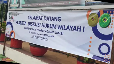 Ketua, Waka dan Hakim PA Muara Bulian Ikuti Diskusi Hukum PTA Jambi Wilayah I MUARA BULIAN -  Untuk meningkatkan pemahaman hukum di kalangan hakim dan meningkatkan profesionalisme di bidang yudisial, PTA Jambi menggelar diskusi hukum yang dibagi ke dalam dua wilayah.  PA Muara Bulian bergabung dalam wilayah I bersama PTA Jambi, PA Jambi, PA Sengeti, PA Kuala Tungkal, dan PA Muara Sabak.  Pada diskusi hukum, yang digelar Jumat (22/08/2025), bertempat di Aula lantai II PA Jambi ini, hadir sebagai peserta dari PA Muara Bulian, Ketua Dr. M. Yusuf, S.H., M.H., Wakil Ketua Khaerozi, S.H.I., M.H, serta dua orang Hakim, Fitrah Nurhalim, S.H.I., M.H dan M. Beni Kurniawan, S.Sy., M.H.  PA Muara Bulian pada diskusi hukum dengan Tema Itsbat Wakaf antara kemaslahatan dan kepastian hukum ini didaulat sebagai Penanggap I Bersama PA Muara Sabak sebagai penanggap II atas masalah hukum yang disajikan oleh PA Kuala Tungkal. Ketua PA Muara Bulian, Dr. M. Yusuf, S.H.I., M.H dikintai komentarnya, menyebutkan bahwa PA Muara Bulian siap mensukseskan dan mengikuti seluruh rangkaian kegiatan diskusi hukum ini. 