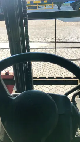 operator kalcer🤪#forklift #operatorforklift #driverforklift #operatormuda #fyp #semogakayaraya #industry 