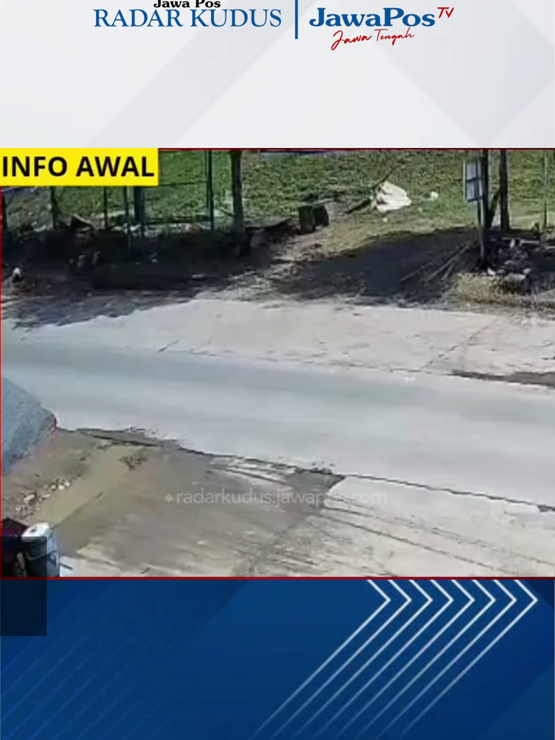 Kudus Siaga 112 terima informasi adanya laka tunggal di Jl. Kudus Purwodadi tepatnya di Desa Undaan Lor Gang 18 Kecamatan Undaan, Kabupaten Kudus. Kamis (21/8) siang untuk kemudian ditindaklanjuti oleh unit Laka Polres Kudus dibantu Polsek Undaan. Tidak ada korban dalam peristiwa tersebut, namun sempat membuat jalan mengalami ketersendatan. Saat ini armada truk yang mengalami laka tunggal tersebut sudah dapat dievakuasi agar tidak mengganggu pengendara lain dan arus lalu lintas kembali berjalan normal. SC @kudussiaga112 #radarkudus #radarkudusviral #koranradarkudus