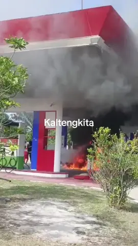 Sebuah Motor Terbakar Di SPBU Candi Kec Kumai Pangkalan Bun. Beruntungnya tidak menyambar Pompa Bensin 22/08/25