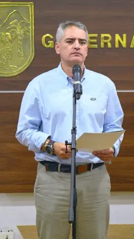 📌 “La demostración del fracaso de la paz total de Petro y la envalentonada de criminales”: gobernador de Antioquia Andrés Julián Rendón El gobernador de Antioquia, Andrés Julián Rendón, se pronunció tras los atentados ocurridos en Cali y en zona rural de Amalfi, donde fueron asesinados 12 policías. El mandatario calificó los hechos como “la demostración del fracaso de la paz total de Petro y la envalentonada de criminales”. Rendón expresó su solidaridad con las familias de los uniformados asesinados y lamentó que los policías hubieran perdido la vida en cumplimiento de su deber. “Nuestro abrazo a las familias de los 12 Policías asesinados hoy en zona rural de Amalfi. Los uniformados cumplían con su deber”, señaló. El gobernador cuestionó las condiciones de seguridad en las que operaban las fuerzas del orden y lanzó varios interrogantes al Gobierno Nacional: “¿Por qué y en qué condiciones estaban los Policías en esa zona? ¿Quién les estaba garantizando la seguridad? ¿Por qué después de 9 horas, del ataque al helicóptero BlackHawk, no han rescatado a los heridos y recuperado los cuerpos de los otros Policías?”. Rendón alertó que, llegada la noche, aún permanecen tres uniformados con vida esperando su rescate en la vereda Los Toros, Amalfi. Además, extendió un mensaje de solidaridad a los ciudadanos de Cali, quienes también fueron víctimas de la violencia este jueves. 🔸#RunRunPolítico