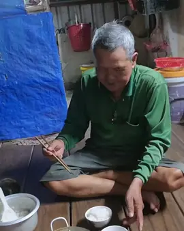 Chú Minh lặng lẽ buổi cơm đêm nhớ về hình ảnh cô Giao 