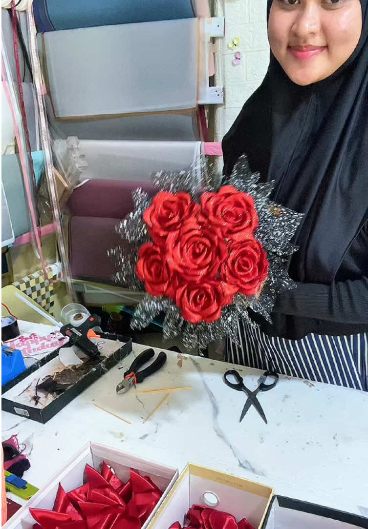 Sedikit tutorial wrapping round buket satin ala2 aku😭 #mawarsatin #tutorial #wrapping #buketmawarsatin #fyp 
