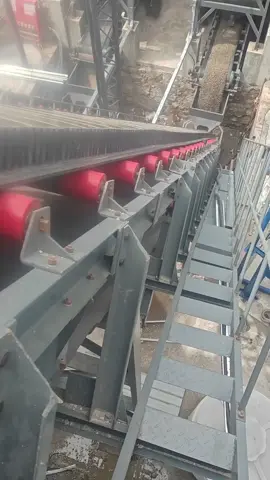 The large-angle belt conveyor adopts a conveyor belt with corrugated sidewalls and transverse partitions, allowing a conveying inclination of up to 90°. It is ideal for material handling at steep angles and features a simple structure, easy installation and maintenance, smooth and reliable operation, low energy consumption, and low noise. It is widely used in industries such as coal, grain, building materials, metallurgy, power, and chemicals. Welcome to inquire and place an order! #LargeAngleBeltConveyor #HighInclineConveyorBelt