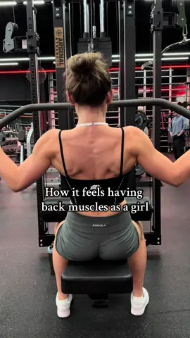 How it feels having back muscles as a girl' 💪🏼💪🏼💪🏼#gym #GymTok #gymhumor #backmuscles #gymgirl 