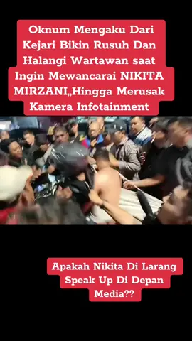 Suasana di luar ruang sidang Pengadilan Negeri Jakarta Selatan Kamis malam ( 21/08 ) mendadak ricuh saat seorang pria yang mengaku berasal dari Kejaksaan Negeri (Kejari) tiba-tiba membuat keributan. Pria tersebut diduga berusaha menghalangi wartawan yang ingin melakukan wawancara dengan artis Nikita Mirzani usai sidang. Beberapa saksi menyebut, oknum itu tampak berteriak-teriak sambil memaksa jurnalis mundur. Aksi dorong-dorongan pun tak terhindarkan. Situasi kian panas ketika salah satu kamera milik media infotainment mengalami kerusakan akibat insiden tersebut. “Dia teriak-teriak, ngaku dari Kejari, tapi kelakuannya bikin rusuh. Kamera teman kami sampai jatuh dan rusak,” ungkap salah satu jurnalis yang berada di lokasi. Awak media yang geram sempat mengejar oknum tersebut, namun aparat keamanan yang bersiaga langsung mengamankannya. Belum ada keterangan resmi dari pihak Kejaksaan maupun aparat kepolisian terkait apakah benar pria tersebut merupakan pegawai Kejari atau hanya mengatasnamakan. Sementara itu, pihak media yang dirugikan berencana melaporkan perusakan alat kerja ke pihak kepolisian. Hingga berita ini diturunkan, kondisi sudah kembali kondusif, namun wartawan menyesalkan sikap arogansi yang mengganggu tugas jurnalistik mereka. #nikitamirzani #fyp #lambejulit #media #rezagladys 