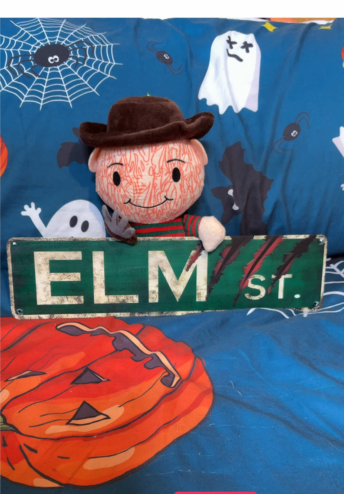 Perfect sign for any horror fan!  It has 4 pre drilled holes to make it easy to hang on the wall. Check it out! #halloween #metalsign #halloweendecor #elmstreet #horror