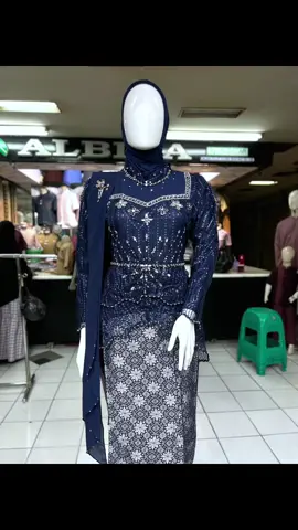 “Kalau ini sih bukan kebaya biasa, ini masterpiece! 👗🔥” #kebayamodern #kebayawisuda #bridesmaids #fyp #CapCut 