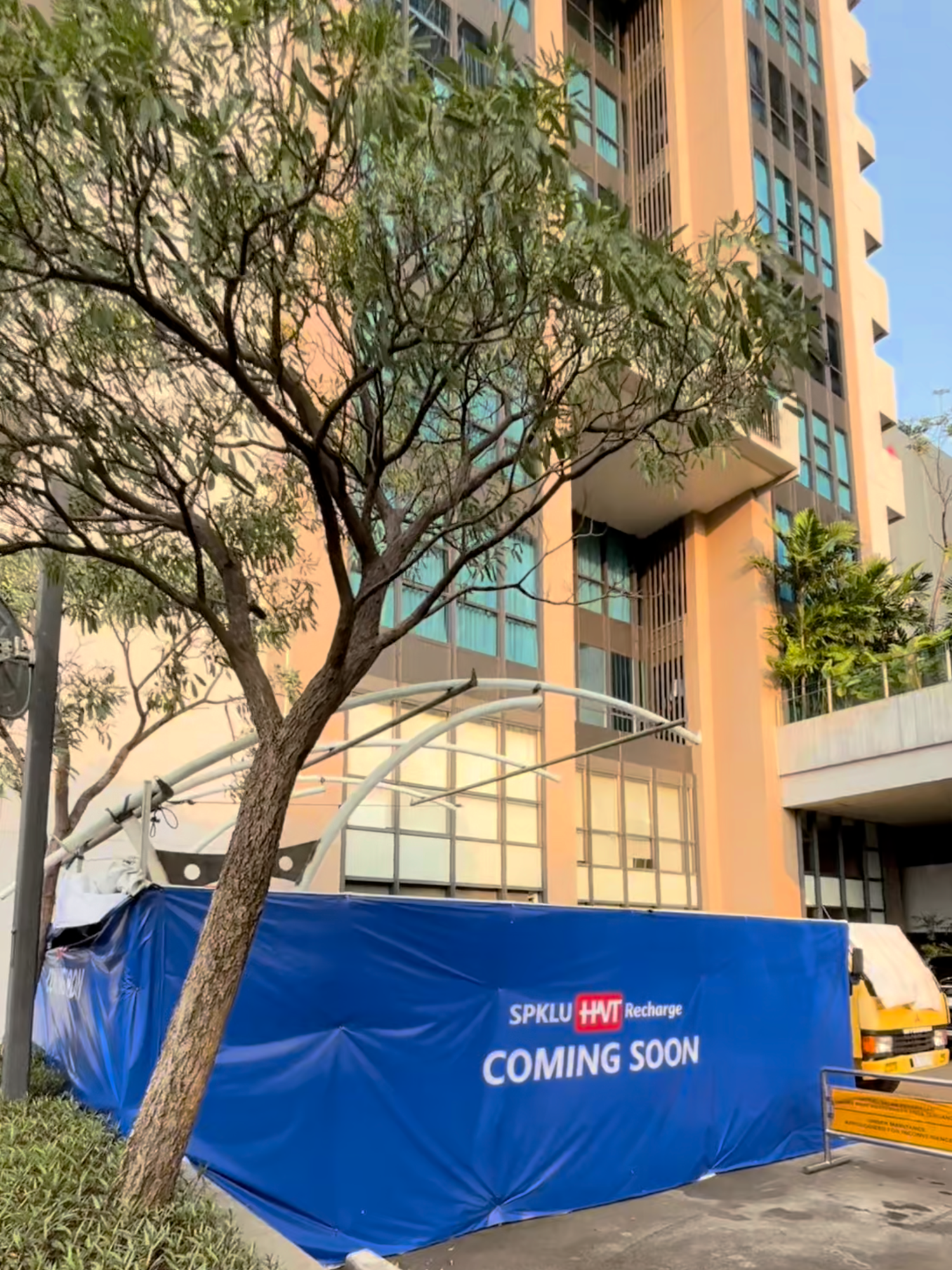 Coming Soon🤩 SPKLU HVT Recharge Berlokasi di Casa Grande Residence Kota Kasablanka, dengan Kapasitas 160kW Ultra Fast Charging ⚡🔋  ⚡🔋 Isi Daya Lebih Cepat, Perjalanan Lebih Lancar! Kenalan dengan SPKLU HVT Recharge, solusi cerdas untuk isi ulang kendaraan listrik. 🚗⚡ ✅ Teknologi High Voltage untuk pengisian super cepat ✅ Ramah lingkungan 🌍 ✅ Mendukung mobilitas masa depan berkelanjutan Dengan Charger di SPKLU HVT Recharge Lebih  Lebih Cepat, Mudah, dan Praktis🥹 🥳 #SPKLUHVTRecharge #SPKLUHVTChargingStation #SPKLUHVT#CasaGrande#casagranderesidence