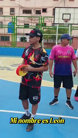 Actitud que inspira, talento que transforma. ‎El pasado martes 19 de agosto, el Club de Fútbol Cristo Reina vivió una jornada inolvidable en la cancha La Canaima de la Urb. Soublette. Dos jóvenes promesas del fútbol guaireño, León Arcaya, jugador profesional del Club Estación Asís, y Gabriela Zambrano, galardonada con la Bota de Oro por la Asociación de Fútbol del Estado La Guaira y actual directora técnica del club, lideraron una clínica deportiva cargada de energía, técnica y valores. ‎ ‎Durante la actividad, los atletas del club trabajaron fundamentos esenciales como recepción del balón, conducción, pase, trabajo en equipo, toma de decisiones y comunicación en cancha. Más allá del entrenamiento físico, los jóvenes vivieron una experiencia formativa que les dejó aprendizajes para el juego... y para la vida. ‎ ‎Lo más destacado: la actitud de Gabriela y León. Ambos, en pleno ascenso profesional, demostraron que el verdadero liderazgo nace del compromiso con las nuevas generaciones. Con humildad, entrega y pasión, compartieron sus conocimientos, consejos y vivencias, sembrando inspiración en cada niño y niña presente. ‎ ‎El profesor Randy “Bendito” Ángulo, presidente del club, expresó su profunda gratitud por esta iniciativa:   ‎> “Ver a nuestros jóvenes aprender de quienes ya están dejando huella en el fútbol regional es un regalo. Esta inducción fortalece el espíritu del club y nos motiva a seguir apostando por el desarrollo integral de nuestros atletas.” ‎ ‎En Cristo Reina seguimos formando no solo futbolistas... sino líderes con propósito. #deportesentiktok #daningersports #teamdaningersports #futbol⚽️ #paratiiiiiiiiiiiiiiiiiiiiiiiiiiiiiii 