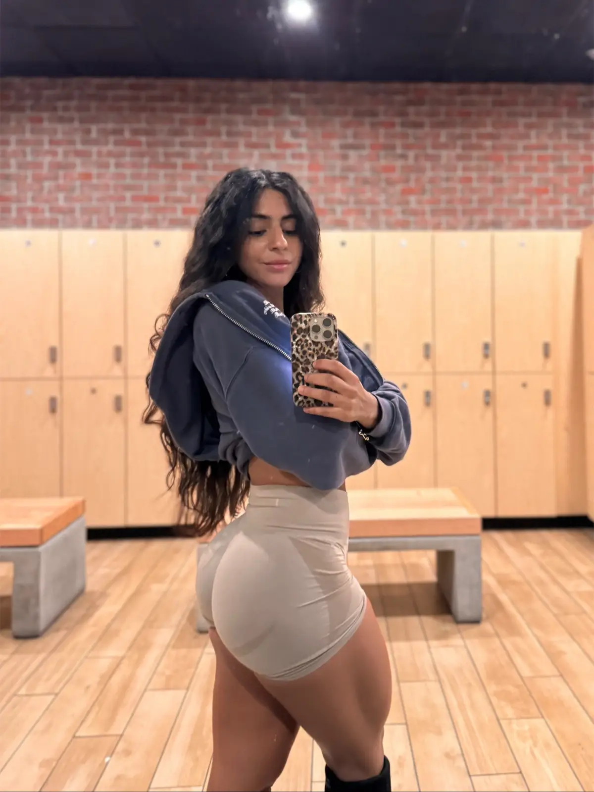Y’all don’t mind if I leave these here, right?  . . . #GymTok #bodybuilding #glutegrowth #gymgirlsoftiktok #wellness 