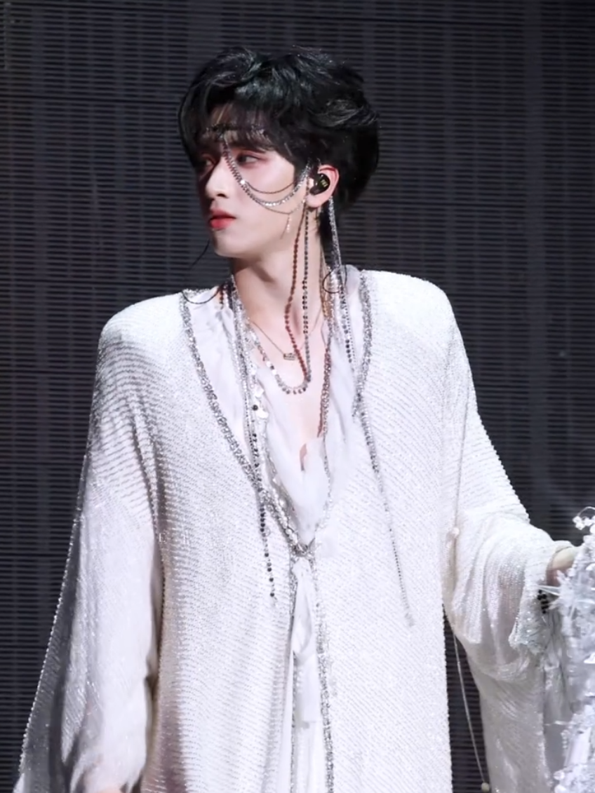 elegant✨ #yanhaoxang #严浩翔 #nghiemhaotuong #tnt时代少年团 #tnt_thời_đại_thiếu_niên_đoàn 