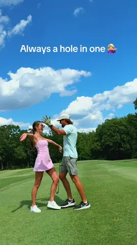 He’s the best golf coach around 💁🏼‍♀️⛳️ #golf #golfgirfriends #funny #couplegoals #golfcouple 